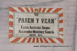 Estepona, pintura mural, Pasen y Vean